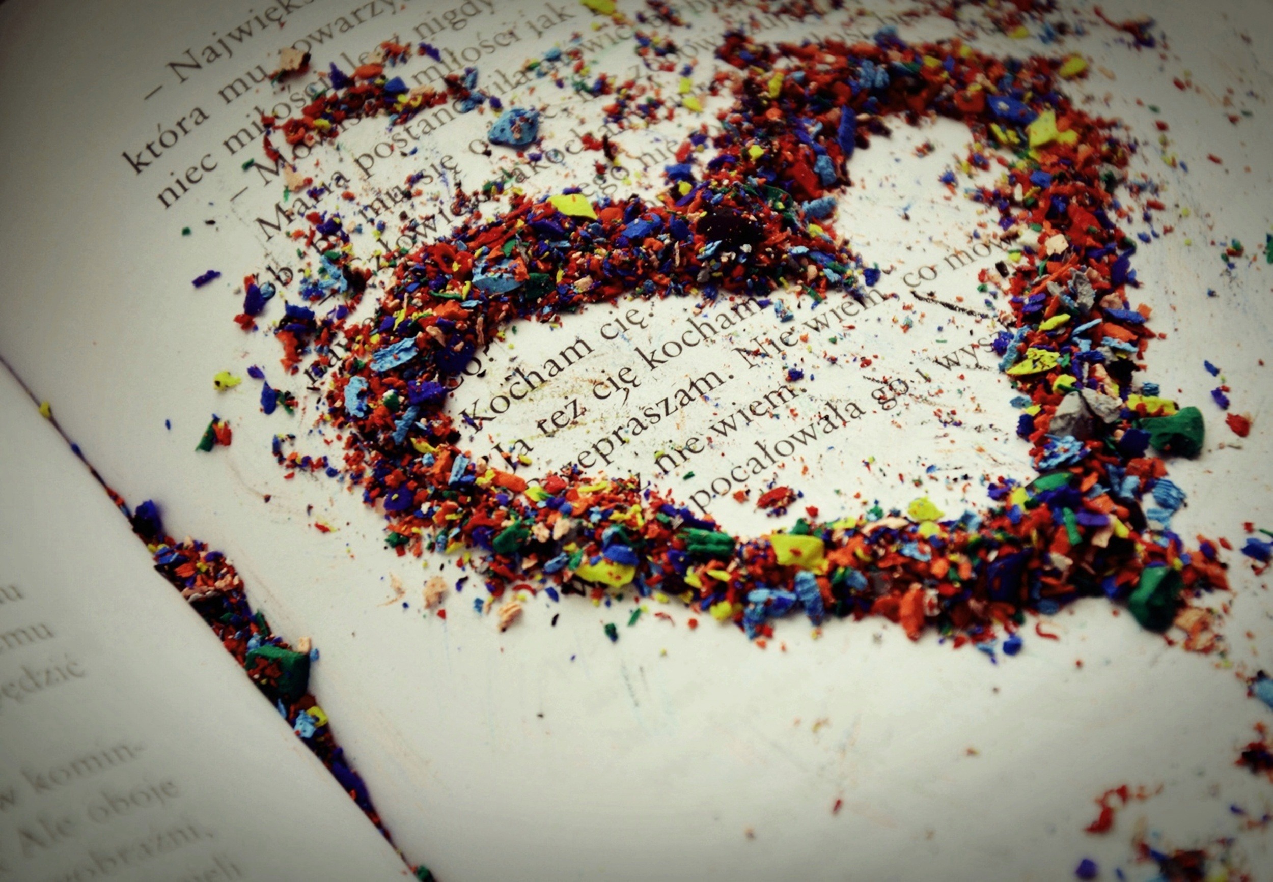 love, бумага, карандаши, книга, лист, любовь, макро, надпись, разноцветные, сердце, строчка, стружка, текст, чувство