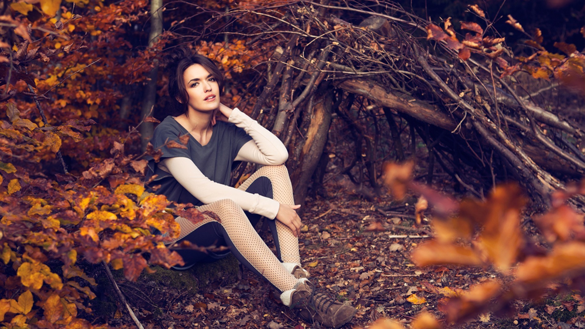 девушка листва осень лес кофта без смс
