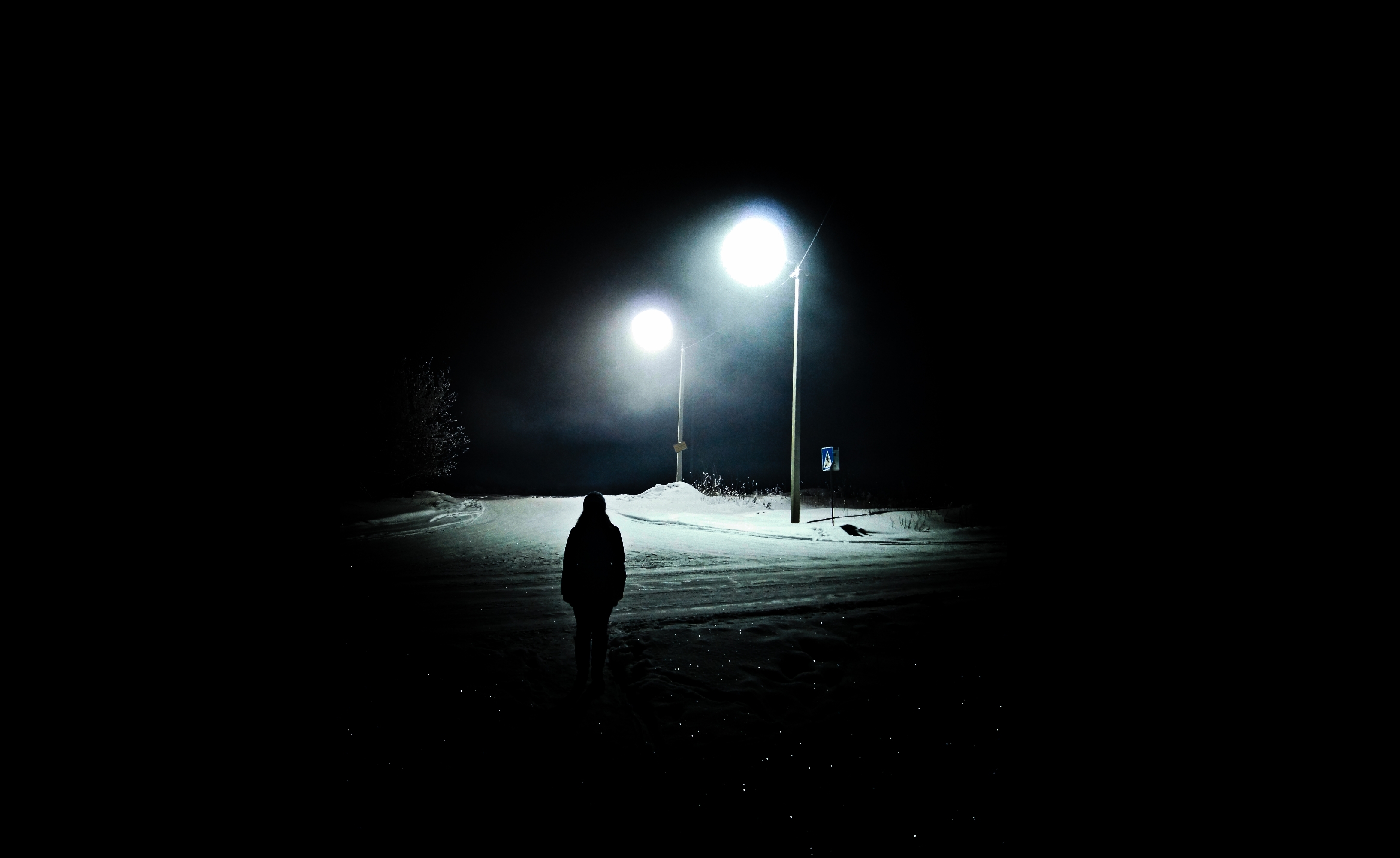Бесполезная ночь. Одиночество в ночи. Зима одиночество. Одинокий фонарь в ночи. Это одиночество.