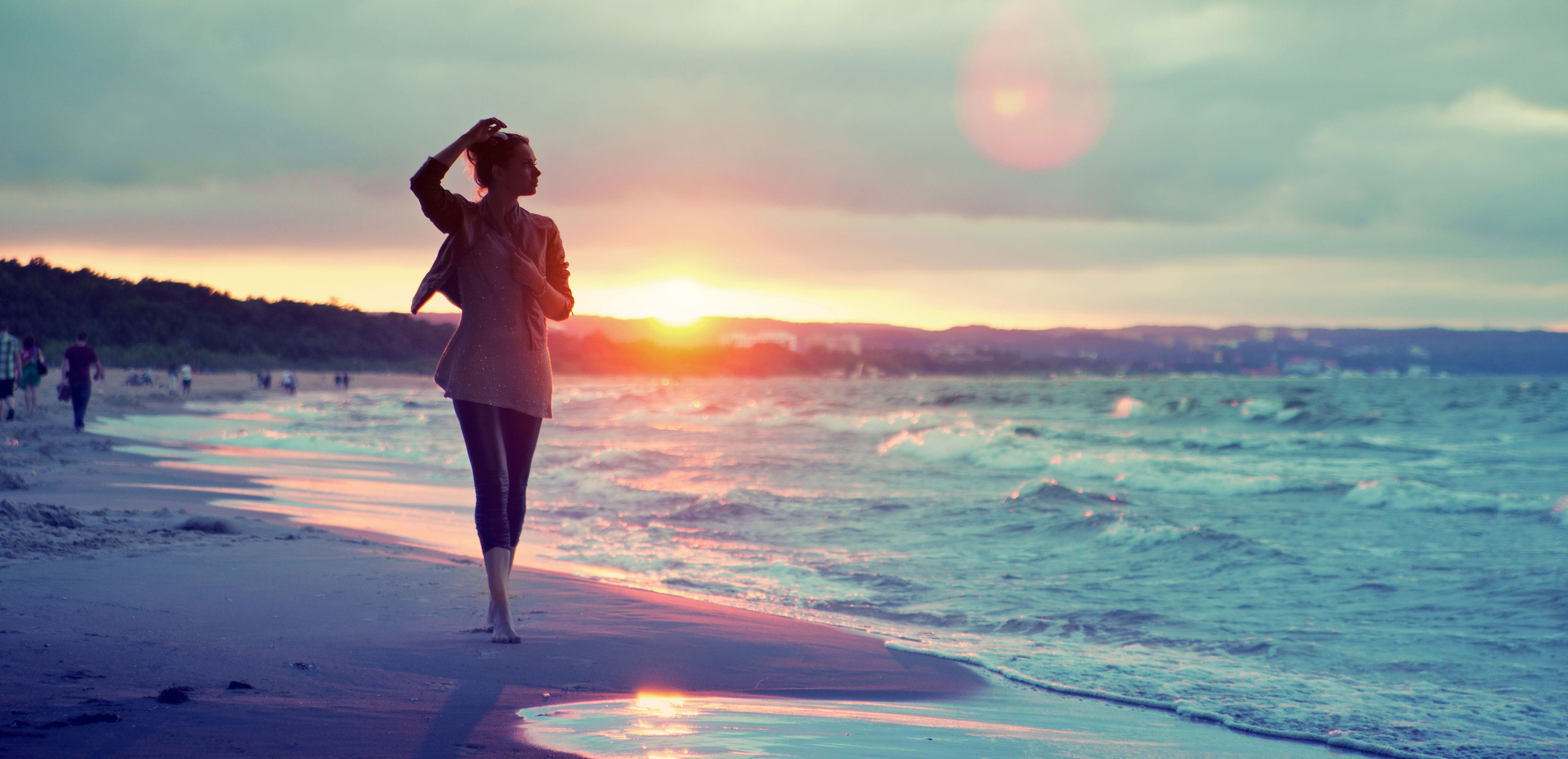 Задумчивая девушка на фоне моря бесплатно