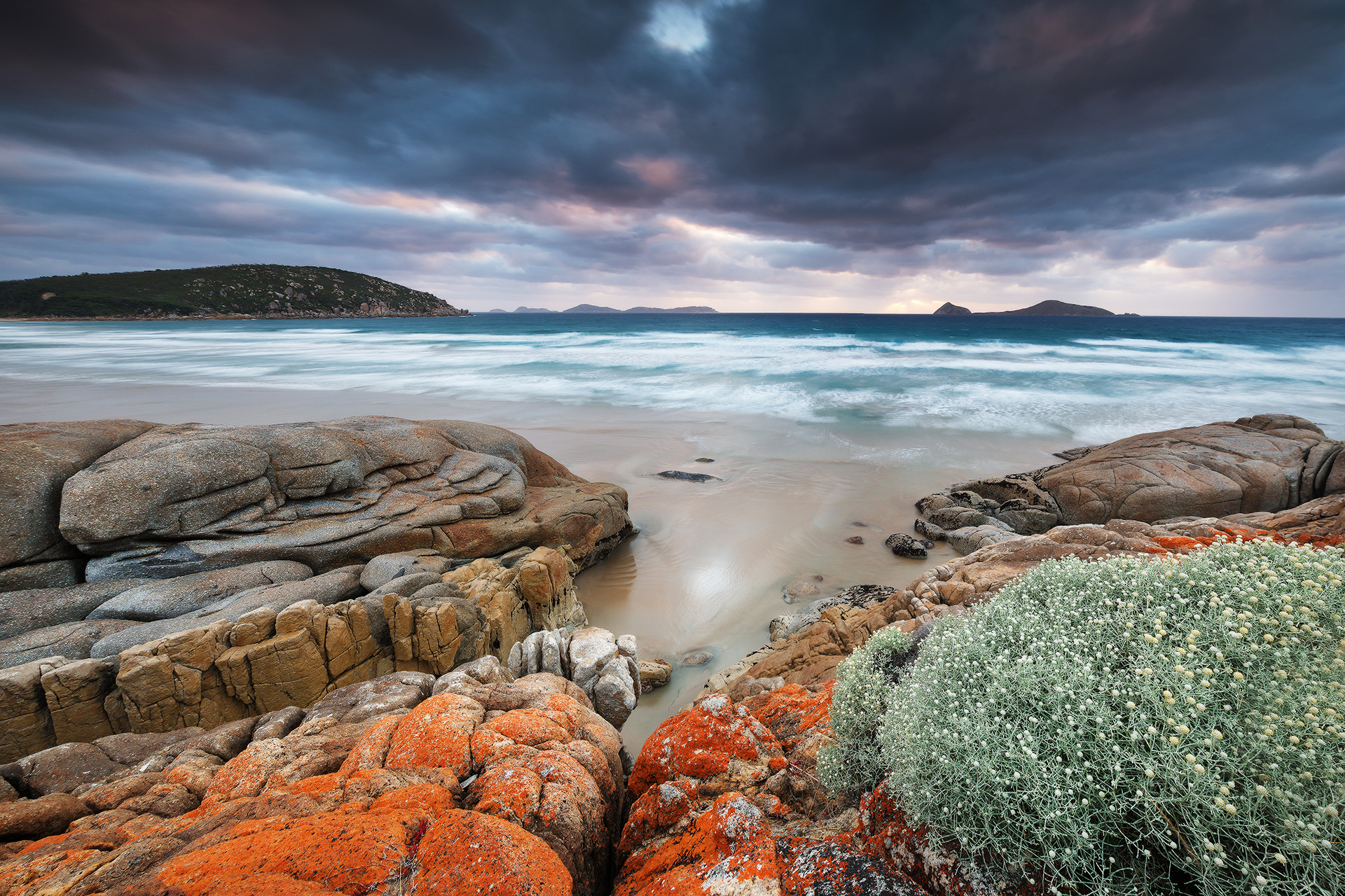 Eroded Granite, Cheynes Beach, Australia бесплатно