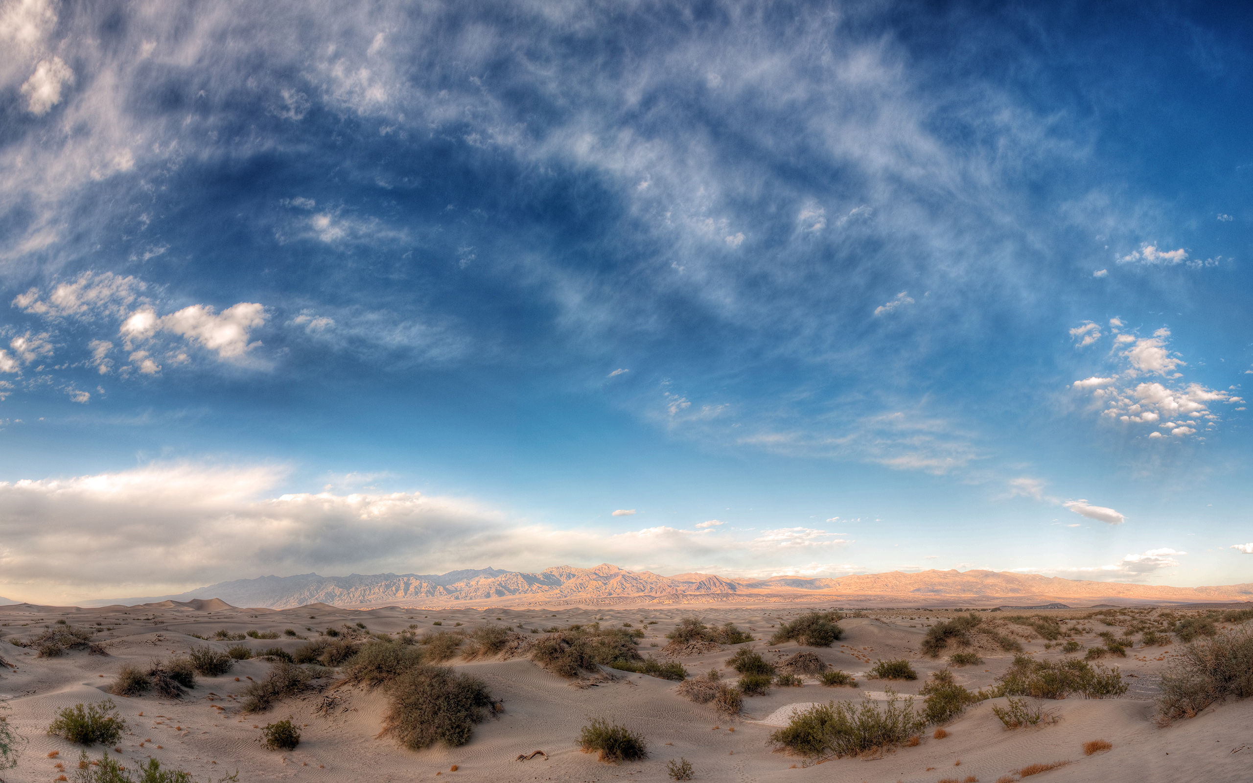 Desert blue. Пустыня. Небо в пустыне. Пустынный ландшафт. Пустыня Горизонт.