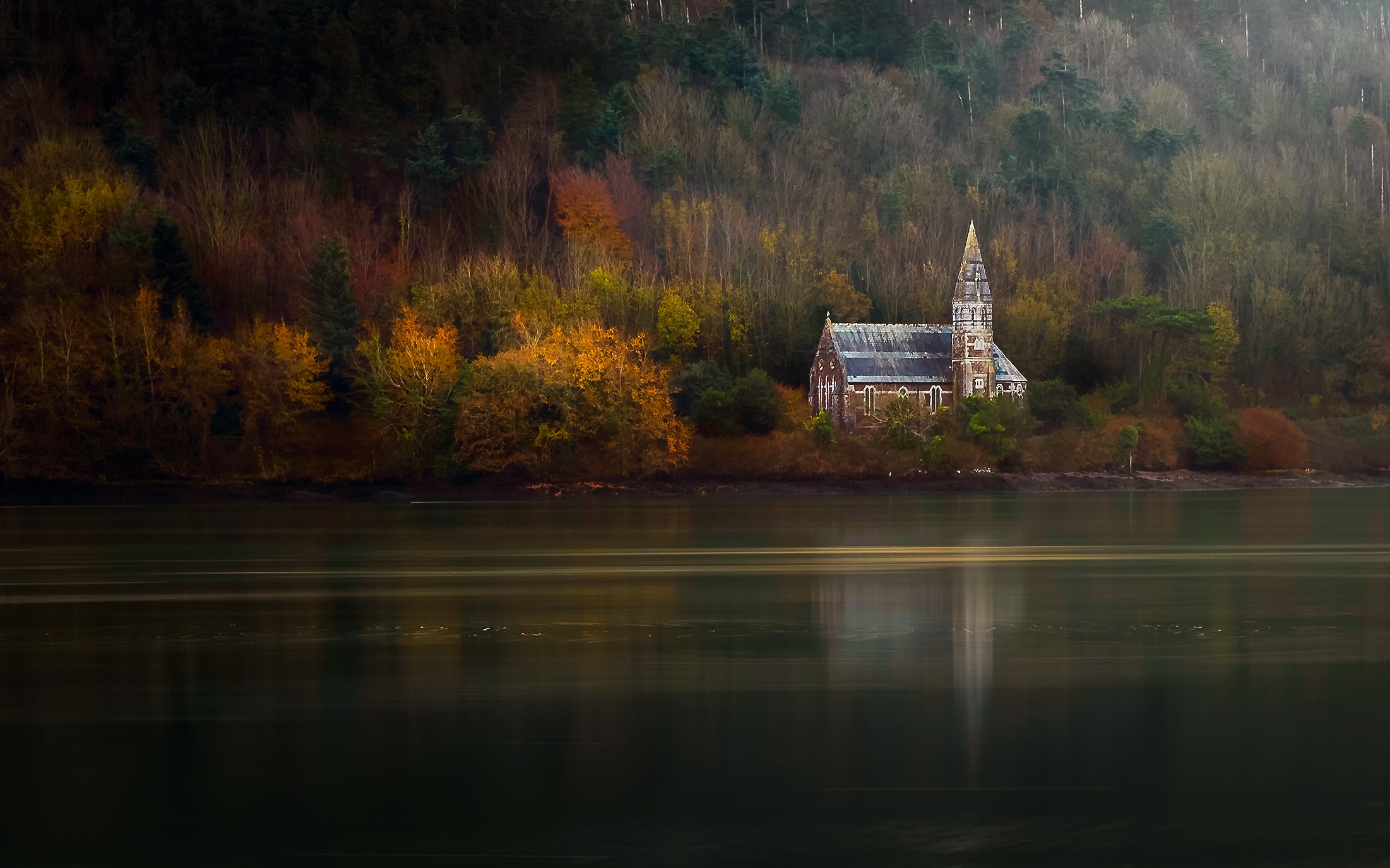 River church. Храм природа. Осень река лес Церковь. Храм на озере. Озеро лес Церковь.