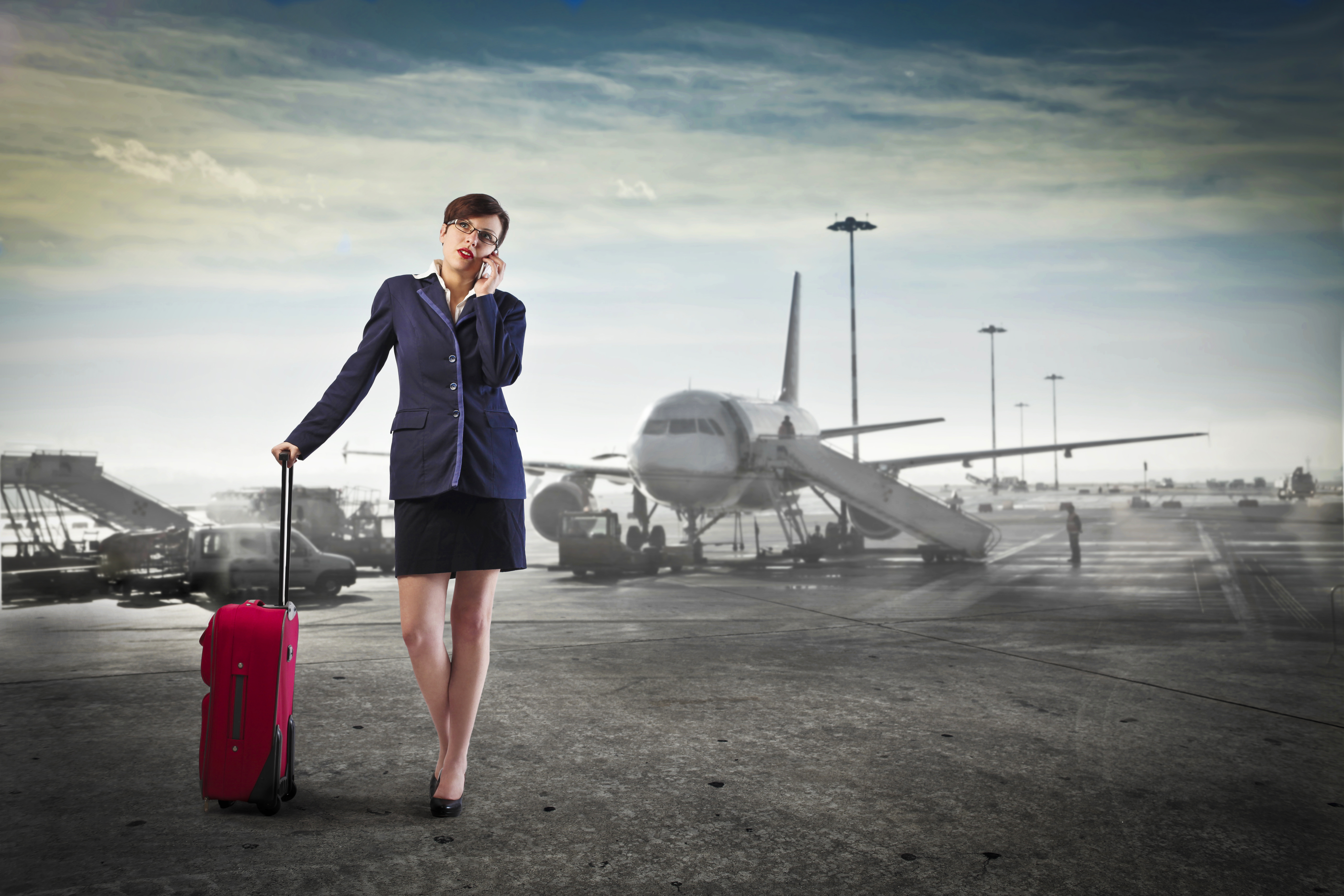 Самолет прощание. Девушка на фоне самолета. Девушка с чемоданом в аэропорту. Девушка на фоне аэропорта. Человек на фоне самолета.