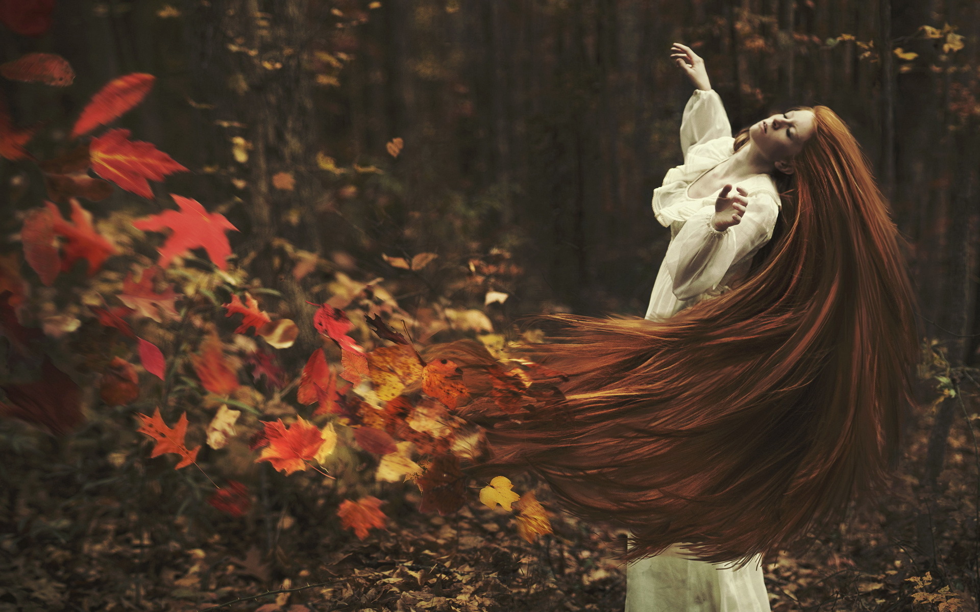 Девушка на земле в осенних листьях скачать