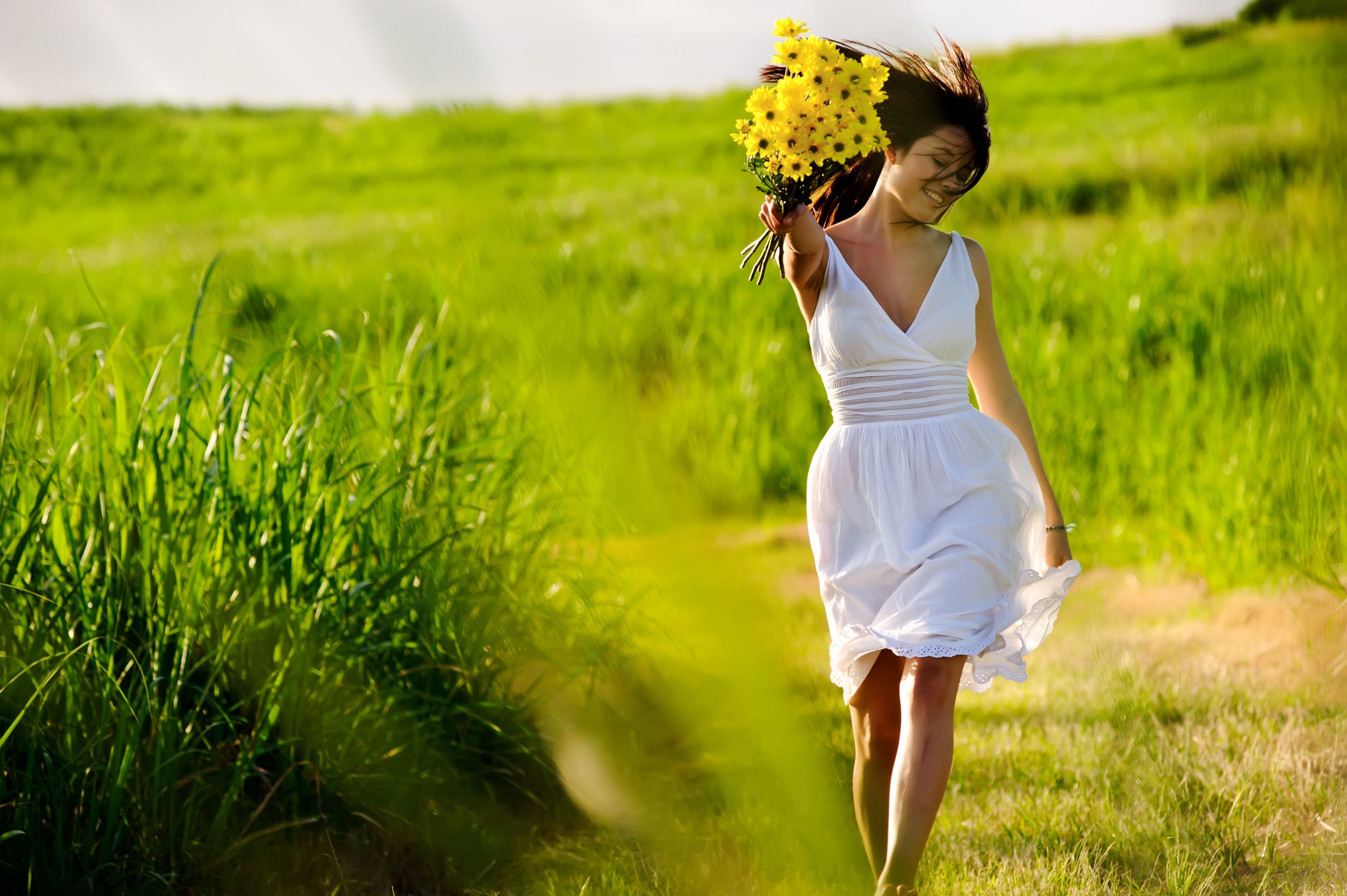 девушка платье полевые цветы улыбка без смс