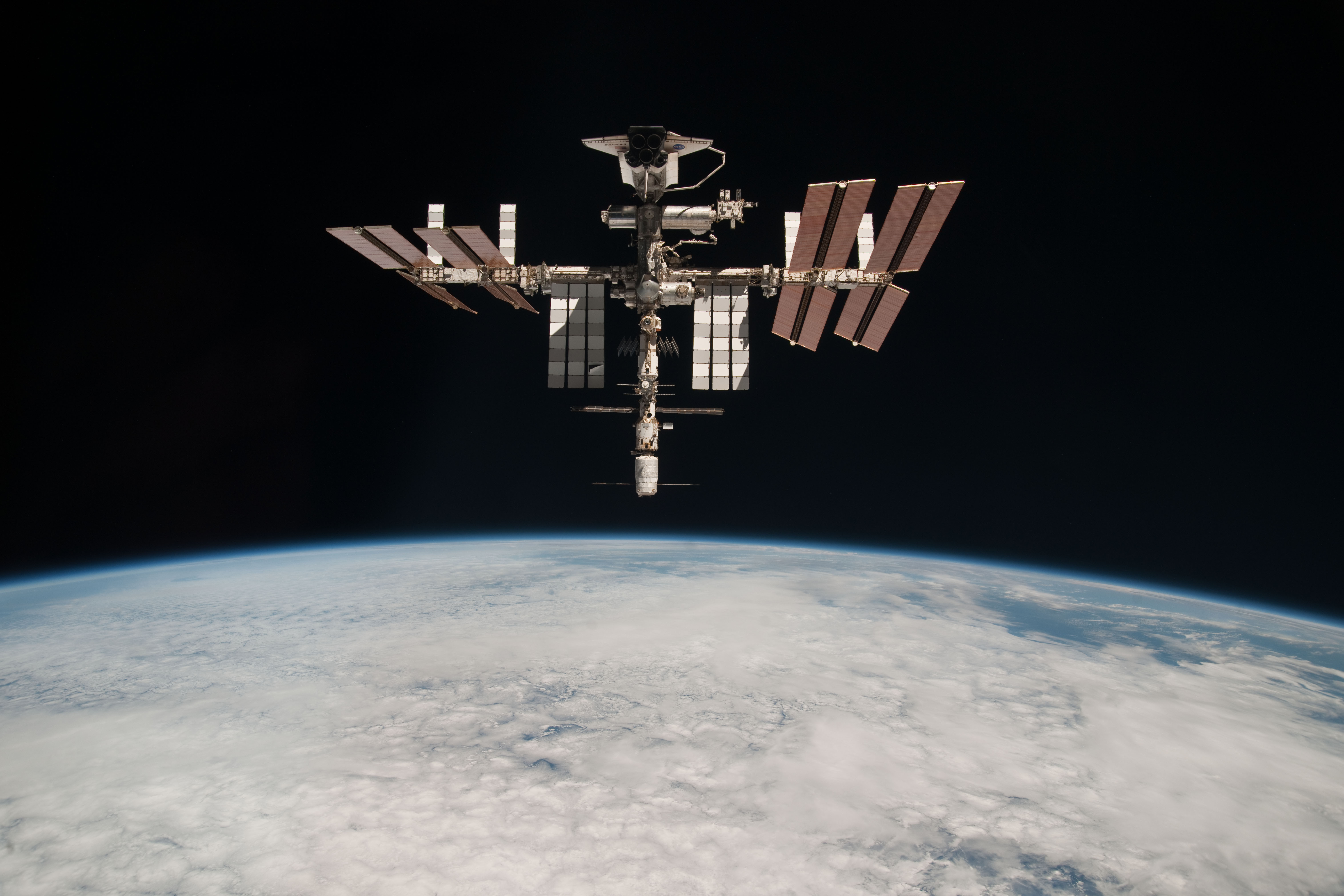 Мкс в космосе. МКС 4к. STS-134 Docked to ISS. Космический Спутник МКС. МКС на орбите земли.